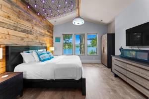 Postel nebo postele na pokoji v ubytování Nancy Key w/Pool, Wine Cave, Optional Boat Rental + 92 fotografií