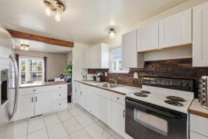 Kuchyň nebo kuchyňský kout v ubytování Cozy & Modern 3-Bed Bungalow in Heart of Greeley bungalow