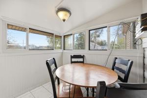 Fotografie z fotogalerie ubytování Cozy & Modern 3-Bed Bungalow in Heart of Greeley bungalow v destinaci Greeley