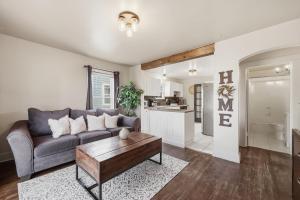 Posezení v ubytování Cozy & Modern 3-Bed Bungalow in Heart of Greeley bungalow + 23 fotografií