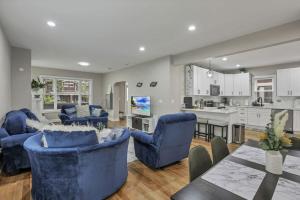 MiloThe Vibe At OSU的一间带蓝色家具的客厅和一间厨房