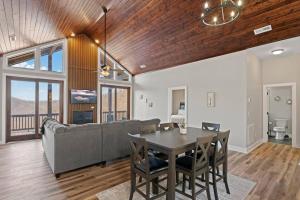 Χώρος καθιστικού στο Mountain View A - Mountain Magic, King Suite, and Mountain View