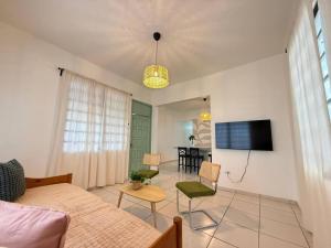 Et tv og/eller underholdning på Bright, Stylish, and Secure Apt - Sleeps 4 w-Parking