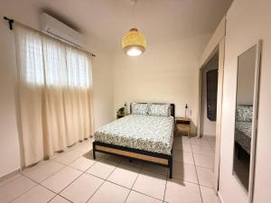 En eller flere senge i et værelse på Bright, Stylish, and Secure Apt - Sleeps 4 w-Parking