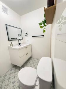 Et badeværelse på Bright, Stylish, and Secure Apt - Sleeps 4 w-Parking + 14 billeder