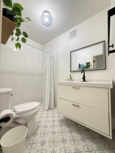 Et badeværelse på Bright, Stylish, and Secure Apt - Sleeps 4 w-Parking