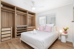 Ένα ή περισσότερα κρεβάτια σε δωμάτιο στο Tugun Beachfront Retreat