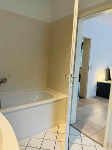 Phòng tắm tại Praktisches 3er-Apartment in Reinbek +7 ảnh