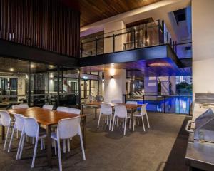 Restaurace v ubytování Cityscape Luxury Stay 2BR with Spacious Balcony 903