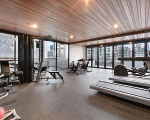 Fitness centrum a/nebo fitness zařízení v ubytování Cityscape Luxury Stay 2BR with Spacious Balcony 903