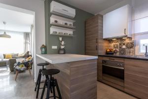 eine Küche mit Theke und zwei Barhockern in der Unterkunft Studio für 2 Personen  2 Kinder ca 60 qm in Šilo, Kvarner Bucht Krk in Šilo + 26 Fotos