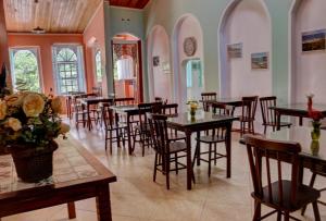 Um restaurante ou outro lugar para comer em Porto Bahia Hotel