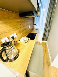 - un comptoir de cuisine avec une bouilloire dans l'établissement West Bridgford Comfort Quality Suites, à Nottingham