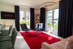 ein Wartezimmer mit zwei Stühlen und einem roten Teppich in der Unterkunft Marina Waterfront - najlepszy widok na Jeziorak in Iława