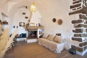 a living room with a couch and a fireplace at Casa Lisa - appartement dans le village de Monticello vue mer in Monticello