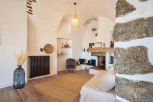 a living room with a couch and a fireplace at Casa Lisa - appartement dans le village de Monticello vue mer in Monticello