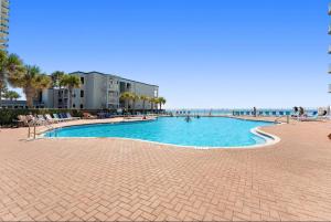 een groot zwembad naast een strand met de oceaan bij Panama City Beach, Beach Front Condo 207 in Panama City Beach