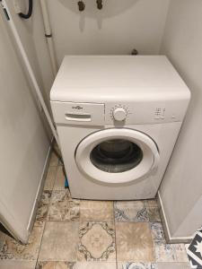 a white washing machine in a small bathroom at Budget Studio avec Parking in Charleville-Mézières