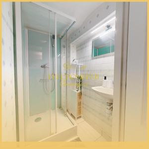 Ένα μπάνιο στο Le Nid des Rives Queen Bed, Garden & Free Coffee