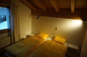 Giường trong phòng chung tại Casa Sagogn Laax