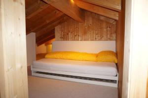 Giường trong phòng chung tại Casa Sagogn Laax +10 ảnh