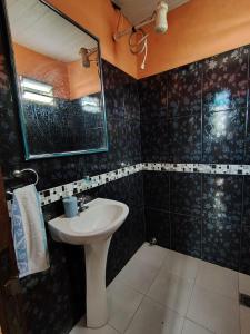 a bathroom with a sink and a mirror at Mi Hábitat in Asuncion