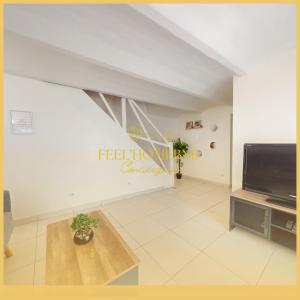 Μια τηλεόραση ή/και κέντρο ψυχαγωγίας στο Le Nid des Rives Queen Bed, Garden & Free Coffee