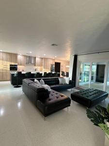 Posezení v ubytování Casa Azure Your Private Waterfront Home