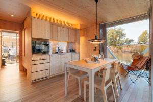 Η κουζίνα ή μικρή κουζίνα στο SLEEPBOAT Floating House +21 φωτογραφίες