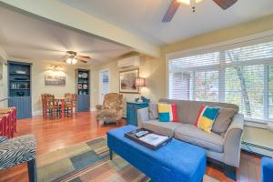 Χώρος καθιστικού στο Day Trips to Boyne Mtn! Downtown Charlevoix Duplex