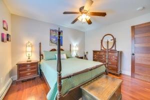 Ένα ή περισσότερα κρεβάτια σε δωμάτιο στο Day Trips to Boyne Mtn! Downtown Charlevoix Duplex