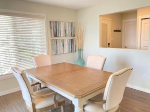 ein Esszimmer mit einem Holztisch und Stühlen in der Unterkunft Tanglewood 13 in Parksville + 2 Fotos
