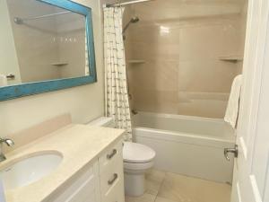 ein Badezimmer mit Waschbecken, Toilette und Badewanne in der Unterkunft Tanglewood 13 in Parksville