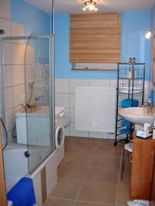 un baño con ducha y lavabo en Fewo 5 Jahreszeiten, en Bell 32 fotos más