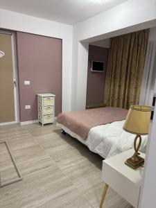 Una cama o camas en una habitación de Rossi Apartment