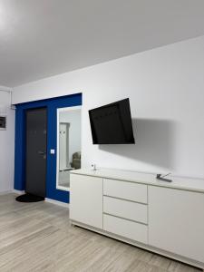 Una televisión o centro de entretenimiento en Rossi Apartment