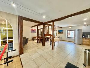 una cocina y comedor de una casa en LA SOIE, en Les Deux Alpes