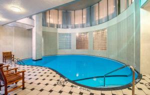 Πισίνα στο ή κοντά στο Holiday Inn & Suites Vancouver Downtown by IHG