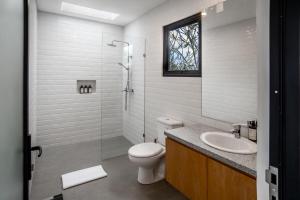 Koupelna v ubytování Brand new - Rice fields - Walk to beach + 19 fotografií