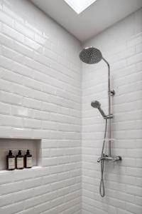 Koupelna v ubytování Brand new - Rice fields - Walk to beach