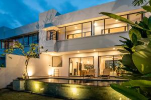 Bazén v ubytování Brand new - Rice fields - Walk to beach nebo v jeho okolí