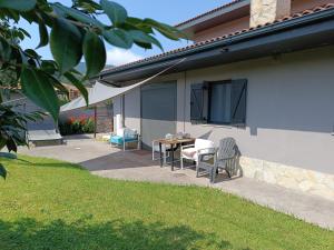 Un patio con una mesa y sillas frente a una casa. en Castro Eco 10, en Castro Urdiales