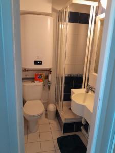 Ένα μπάνιο στο Appartement avec vue sur le Port du Crouesty