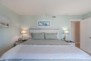 En eller flere senge i et værelse på Pelican Watch #108 by Sun Palace Vacations