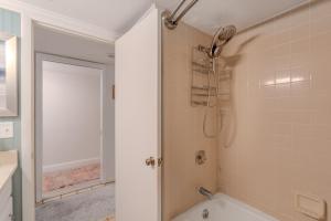 Et badeværelse på Pelican Watch #108 by Sun Palace Vacations + 27 billeder