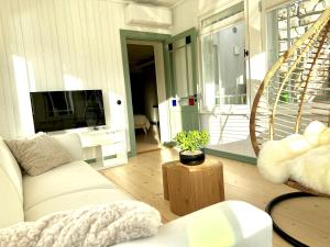 un salon avec un canapé et une table dans l'établissement Lake stay in Viljandi with Parking, à Viljandi