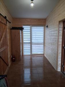 an empty room with a large window with blinds at NOCLEGI AGRO-RELAX in Kozielice