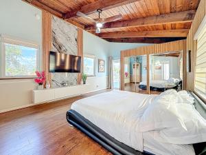 una camera con un grande letto e un grande specchio di Luxury Maderia Beach waterfront home with pool-spa a St Pete Beach Altre 51 foto