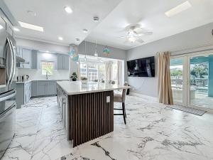 una cucina con una grande isola al centro di Luxury Maderia Beach waterfront home with pool-spa a St Pete Beach
