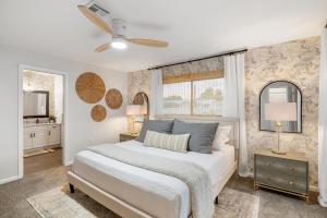 Ένα ή περισσότερα κρεβάτια σε δωμάτιο στο Stylish coastal retreat with Heated Saltwater pool +68 φωτογραφίες